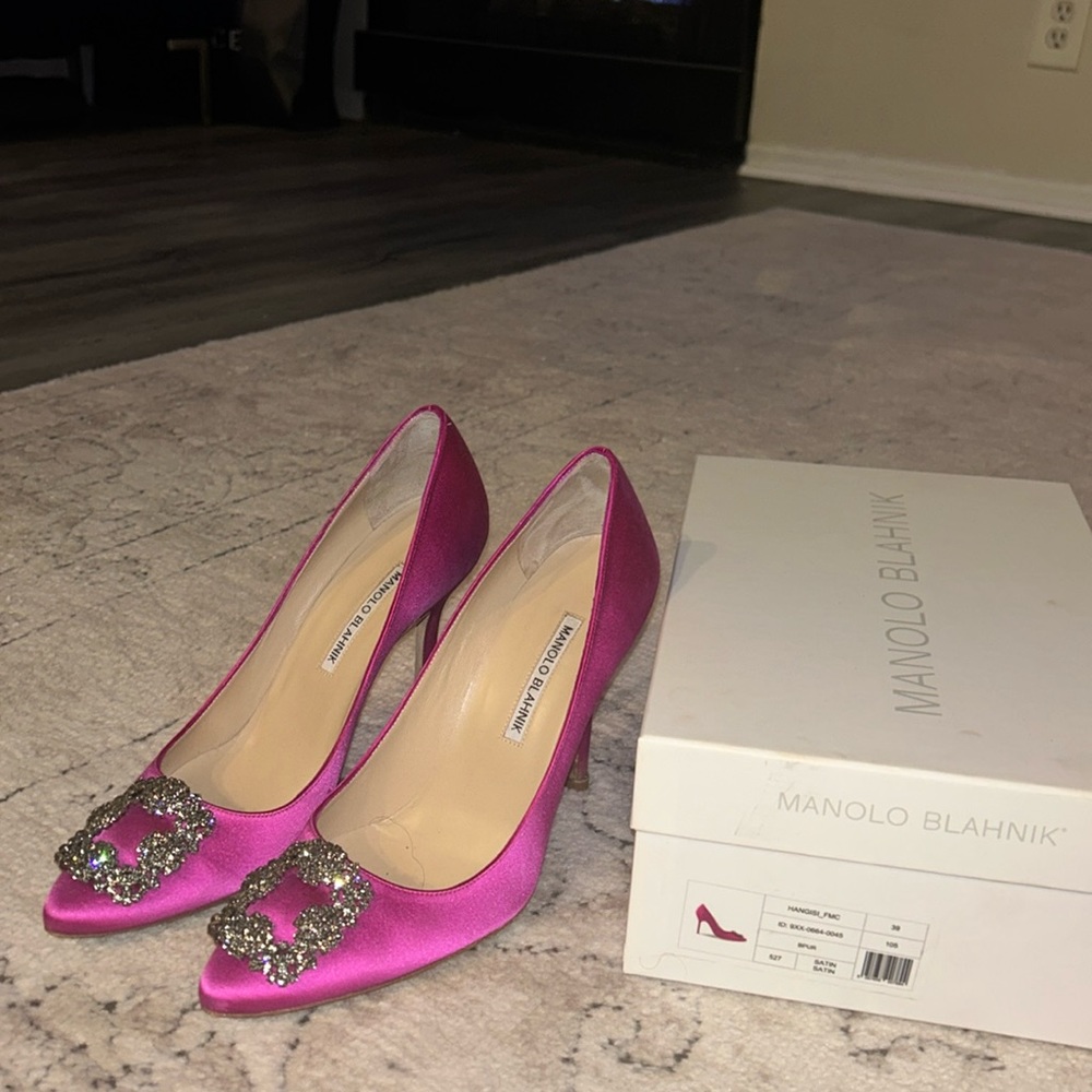 Manolo blahnik  hangisi satin